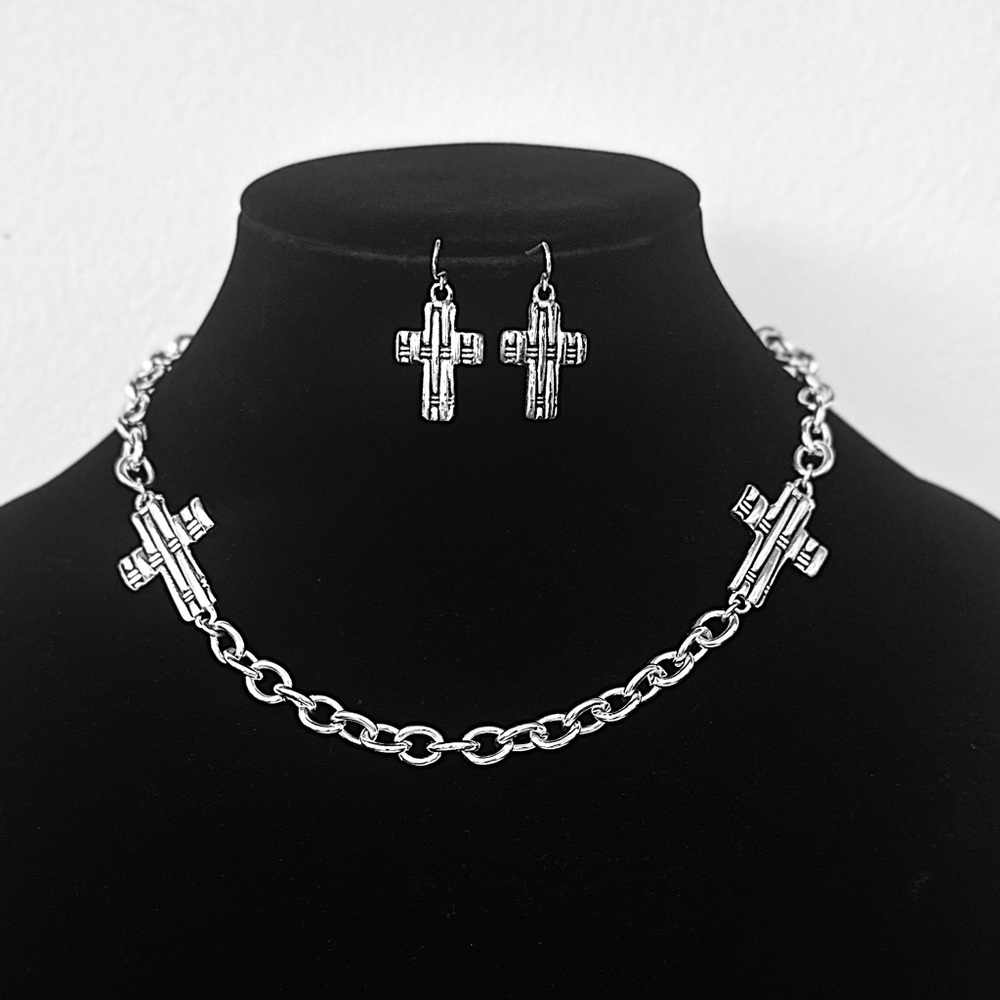 Silver-Toned Necklace With Interlocking Chain And… - image 5